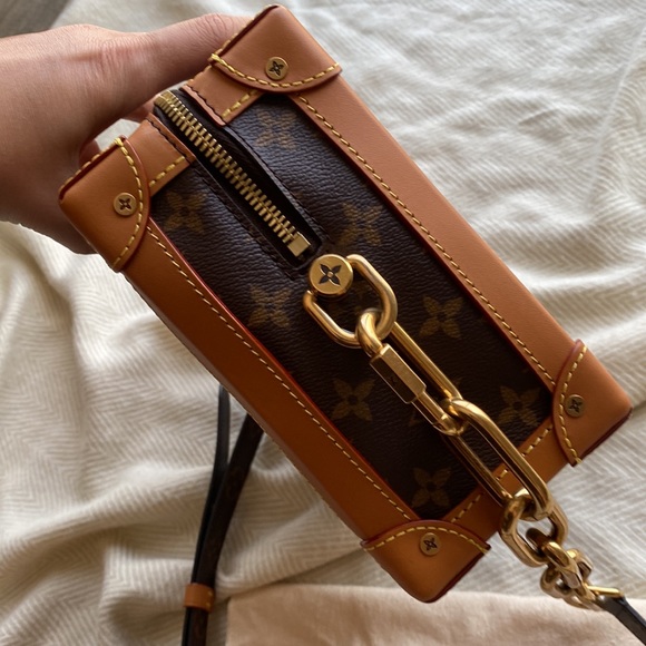 Louis Vuitton - Picture 6 of 11